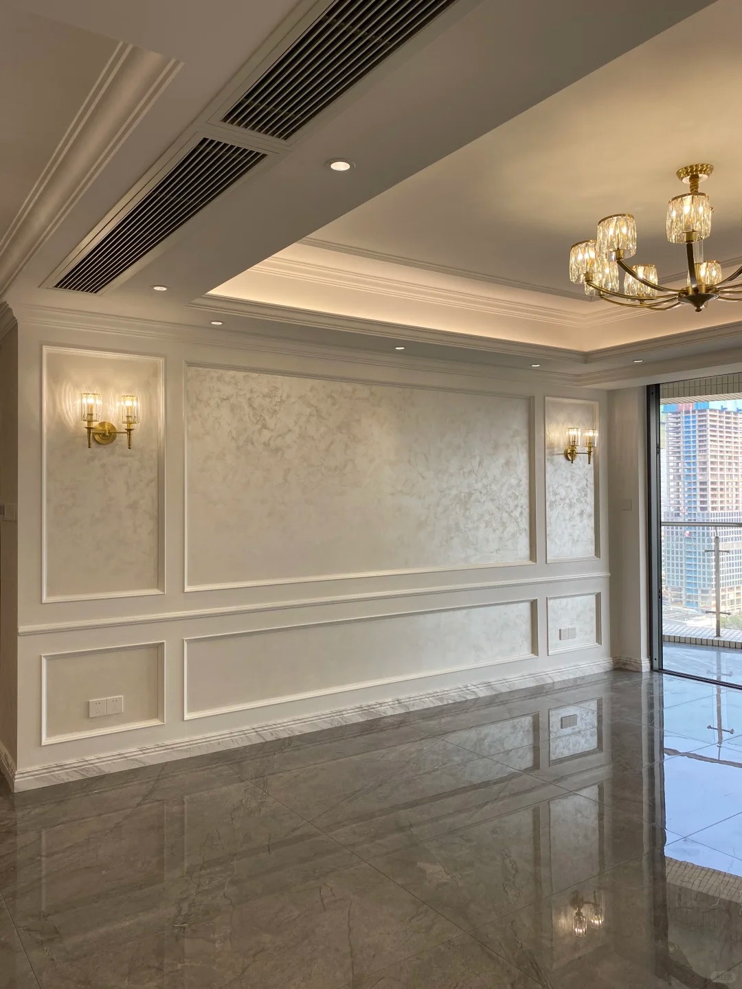 Large interior wall surface with panel molding